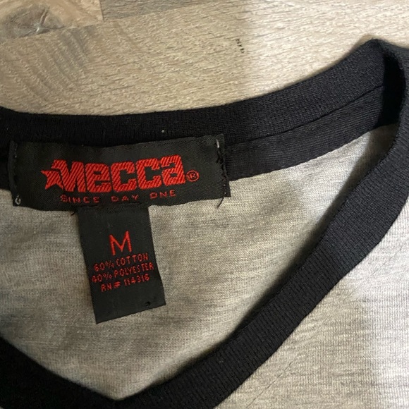 NWT Mecca V-Neck size medium - Picture 2 of 3